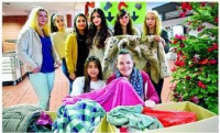 Hilfe in kalten Zeiten: Angie, Jasmin, Helin, Nezihe, Cora, Xenia, Hinde und Laura mit einem Teil der gesammelten Kleidung.